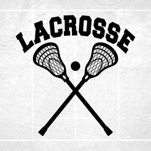 Imágenes prediseñadas deportivas: Dos palos de lacrosse realistas cruzados dobles con la palabra negra arqueada "Lacrosse" en estilo universitario - Descarga digital SVG & PNG