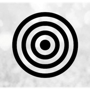 Puede incluir: Diseño de diana con círculos concéntricos en blanco y negro. La diana tiene cinco círculos, siendo el más pequeño el del centro.