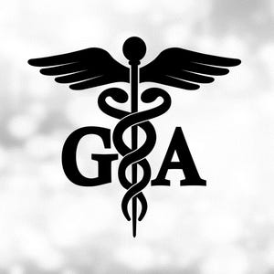 Puede incluir: Símbolo médico en blanco y negro con las letras "G" y "A" entrelazadas con un bastón y dos serpientes, coronado por alas. El fondo es un borroso gris claro y blanco.