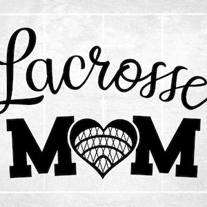 Imágenes prediseñadas deportivas: Palabra de guión negro arqueado "Lacrosse" con "Mamá" en College Type y Lacrosse Stick Net Heart - Descarga digital SVG &PNG