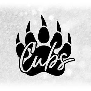 Puede incluir: Una huella de pata negra con la palabra "Cubs" en una fuente cursiva. La huella tiene cinco garras y está centrada en un fondo gris claro texturizado. El diseño es simple y audaz.