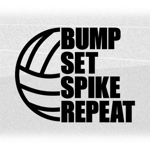 Puede incluir: Gráfico en blanco y negro de un balón de voleibol con el texto "Bump Set Spike Repeat" escrito verticalmente a su lado.