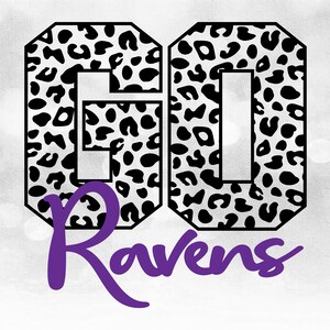 Op de afbeelding: Zwart-witte luipaardprint "GO" met het woord "Ravens" in paars eronder.