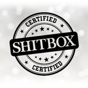 Könnte beinhalten: Ein schwarzer und weißer Stempel mit dem Text "CERTIFIED" und "SHITBOX" in einem Kreis.