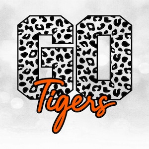 Può includere: Grafica con stampa leopardata in bianco e nero con il testo "GO Tigers" in arancione.