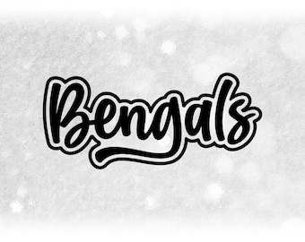 Puede incluir: La palabra "Bengals" en negro, con una fuente cursiva y un contorno blanco, sobre un fondo gris claro texturizado. El diseño tiene una estética simple pero audaz, adecuada para diversas aplicaciones.