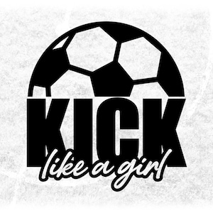 Könnte beinhalten: Schwarz-weiße Grafik mit einem Fußball-Design über den Worten "KICK like a girl". Der Text "KICK" ist fett und ohne Serifen, "like a girl" ist kursiv geschrieben. Der Hintergrund ist strukturiert und cremefarben.