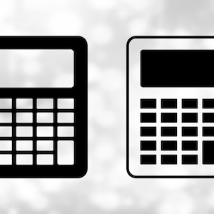 Puede incluir: Dos iconos de calculadora en blanco y negro. La calculadora de la izquierda tiene un fondo negro y teclas blancas. La calculadora de la derecha tiene un fondo blanco y teclas negras.