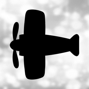 Op de afbeelding: Een zwart silhouet van een klein vliegtuig met een propeller tegen een wazige witte achtergrond.