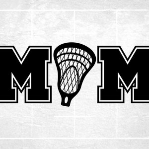 Imágenes prediseñadas deportivas: Palabra en capas "mamá" en tipo bloque universitario con la red de palo de lacrosse como letra O en el medio - Descarga digital SVG & PNG