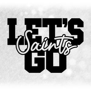 以下が含まれることがあります： 「LET'S Saints GO」のテキストが入った白黒のグラフィック。 「Saints」の文字は筆記体で、他の文字は太字のブロック体です。 背景は白で、テクスチャ加工が施されています。