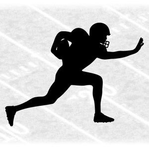 Op de afbeelding: Silhouet van een American footballspeler die met de bal rent op een wit en grijs voetbalveld.