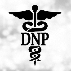 Può includere: Simbolo medico in bianco e nero con ali e un bastone, con le lettere "DNP". Il design è un caduceo, un emblema tradizionale della medicina e dell'assistenza sanitaria.