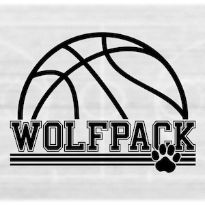 Puede incluir: Gráfico en blanco y negro con un diseño de baloncesto sobre la palabra "WOLFPACK" en una fuente universitaria, con una huella de pata debajo. El diseño está sobre un fondo gris claro.