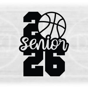 Puede incluir: Gráfico en blanco y negro con el texto "Senior 26" y una pelota de baloncesto que reemplaza la "o" en "Senior". El diseño está sobre un fondo gris claro con un contorno de cancha de baloncesto.