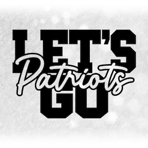 Könnte beinhalten: Schwarz-weißes Grafikdesign mit dem Schriftzug "LET'S GO Patriots". Das Wort "LET'S" ist in einer fetten, blockartigen Schriftart gehalten, während "Patriots" in einer Schreibschrift steht. Der Hintergrund ist weiß strukturiert.