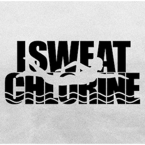 Puede incluir: Diseño gráfico en blanco y negro con el texto "I SWEAT CHLORINE" y una silueta de una persona nadando.