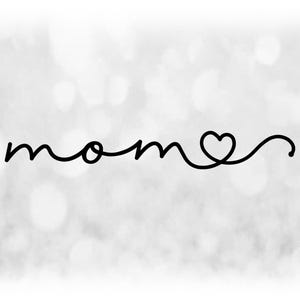 Puede incluir: Una imagen en blanco y negro con la palabra "mom" escrita en cursiva y un corazón al final de la palabra.