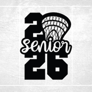 Puede incluir: Diseño gráfico en blanco y negro con el texto "Senior 26" y un gráfico de palo de lacrosse. El diseño está sobre un fondo gris claro con un diseño de campo deportivo.
