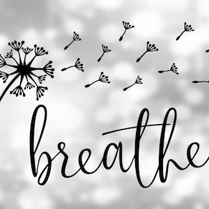Puede incluir: Ilustración en blanco y negro de un diente de león con semillas que se dispersan en el viento. La palabra "breathe" está escrita en cursiva debajo del diente de león.