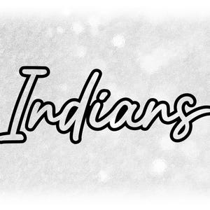 Puede incluir: La palabra "Indians" en negro, con fuente cursiva y contorno blanco, sobre un fondo gris claro texturizado con sutiles efectos bokeh. El diseño es simple y limpio.