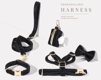 Puede incluir: Un arnés para perro de terciopelo negro con herrajes dorados, una correa a juego, un collar y un portador de bolsas para excrementos. El conjunto está personalizado con un patrón geométrico.  "PERSONALIZED HARNESS" y "Accesorios para mascotas elegantes, funcionales y duraderos" están escritos en la imagen.