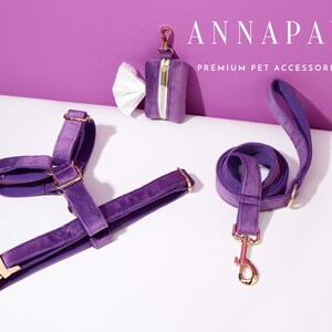 Puede incluir: Arn&eacute;s, correa y porta bolsas para perros de terciopelo morado con herrajes dorados. ANNAPAW ACCESORIOS PREMIUM PARA MASCOTAS.