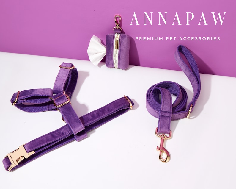 Puede incluir: Arn&eacute;s, correa y porta bolsas para perros de terciopelo morado con herrajes dorados. ANNAPAW ACCESORIOS PREMIUM PARA MASCOTAS.