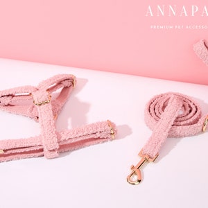 K&ouml;nnte beinhalten: Rosa flauschiges Hundegeschirr und Leine mit goldenen Beschl&auml;gen. ANNAPAW PREMIUM PET ACCESSORIES.