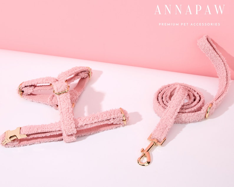K&ouml;nnte beinhalten: Rosa flauschiges Hundegeschirr und Leine mit goldenen Beschl&auml;gen. ANNAPAW PREMIUM PET ACCESSORIES.
