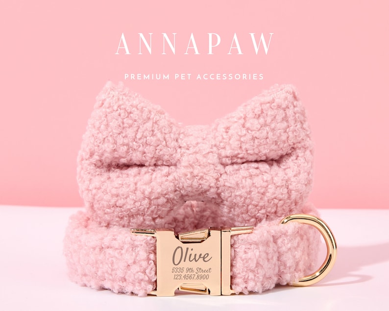 K&ouml;nnte beinhalten: Rosa flauschiger Hundehalsband mit einer goldenen Schnalle und einem personalisierten Namensschild mit der Aufschrift "Olive 5335 9th Street 123.4567.8900".