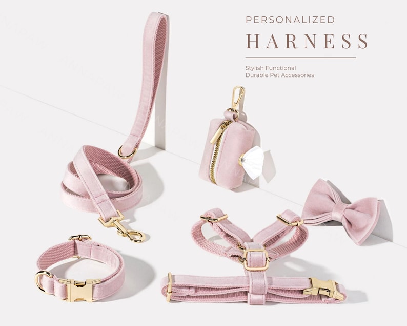 Puede incluir: Un conjunto de arn&eacute;s, correa, collar y pajarita de terciopelo rosa para perro con herrajes dorados. El conjunto tambi&eacute;n incluye un porta bolsas para excrementos de terciopelo rosa con una cremallera dorada.