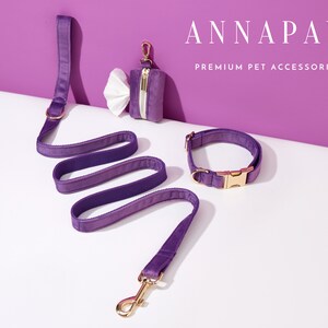 Arnés de terciopelo morado para perro, nombre personalizado grabado y collar con lazo. imagen 4