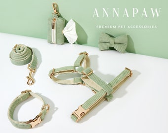 Sage Green Cord Hundegeschirr und Leinen Halsband Set, personalisiertes Geschirr mit Name eingraviert, Weiches Luxus Geschirr Fliege Halsband Set