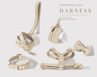 Beiges Hundegeschirr mit Namen personalisiert, Hundehochzeitsgeschirr und Bleihalsband im Set, Puppy Poo Baghalter, Schickes Samt Gurtband im Harness