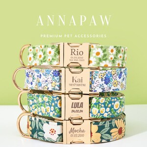 Peut inclure: Quatre colliers pour animaux empilés avec des motifs floraux verts, bleus et vert foncé. Chaque collier a une boucle dorée avec un nom et une date. Le collier supérieur porte le nom "Rio" et le texte "ANNAPAW PREMIUM PET ACCESSORIES" est en haut.