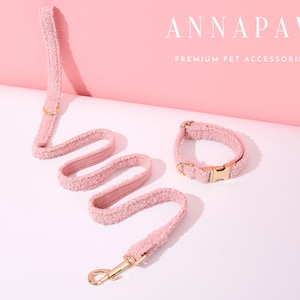 K&ouml;nnte beinhalten: Rosa flauschiges Hundehalsband und Leine Set mit goldenen Beschl&auml;gen. ANNAPAW PREMIUM PET ACCESSORIES.