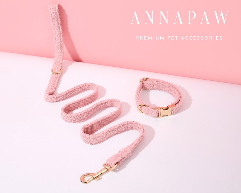 K&ouml;nnte beinhalten: Rosa flauschiges Hundehalsband und Leine Set mit goldenen Beschl&auml;gen. ANNAPAW PREMIUM PET ACCESSORIES.