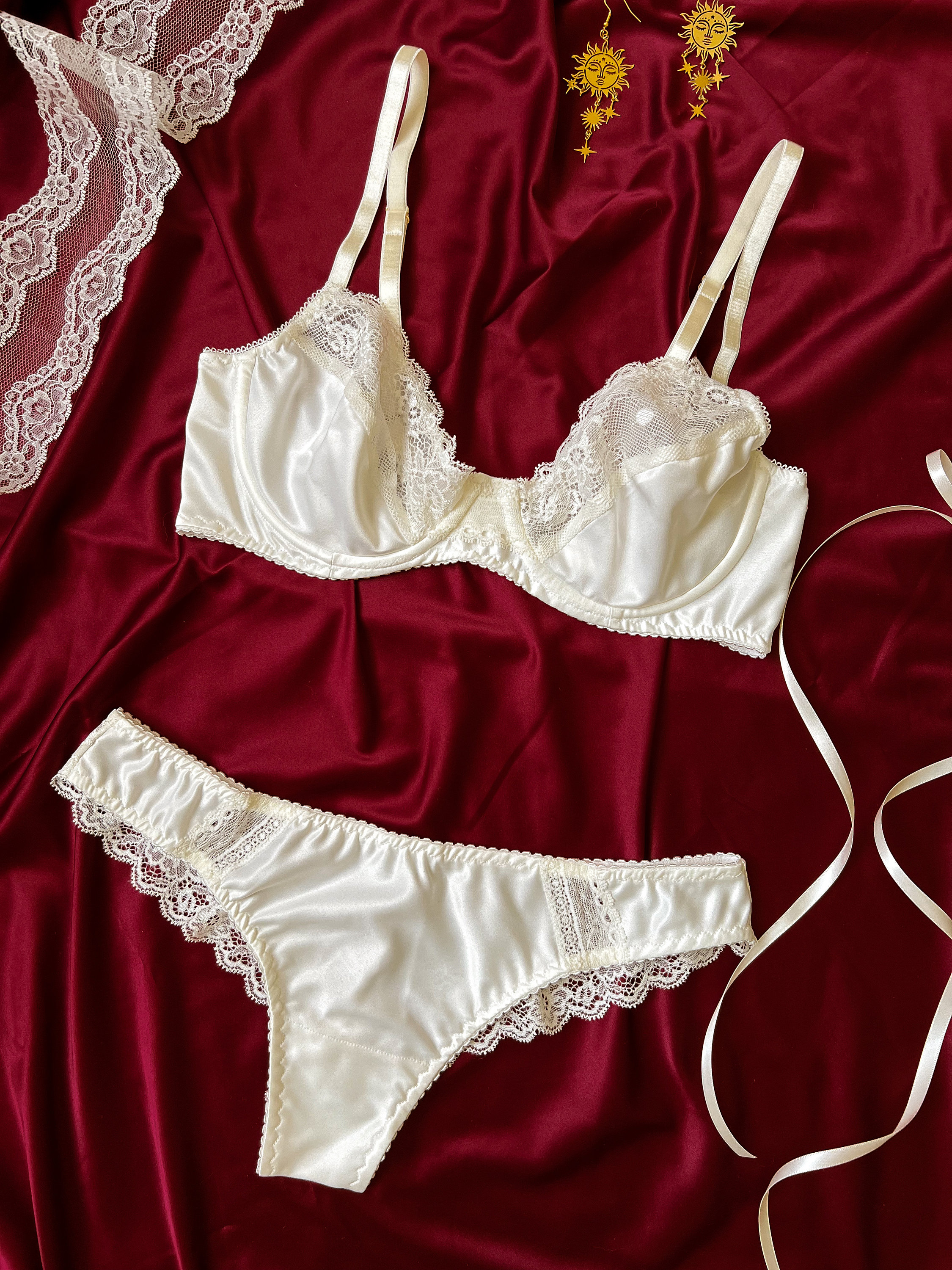 新品　PELLICULE  lace lingerie set white White Lace Push Up Wire Bra Mesh Skirt Garter Belt Thong