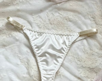 Weißer Tanga aus milchiger Satinspitze, mittelhoher Tanga, handgemachte Retrouvaille-Dessous