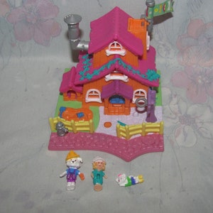 Vintage 1994 Bluebird Polly Pocket Dog House/Barclay&#39;s Cottage - Animal Wonderland - Complete with Polly, 2 Dog Friends