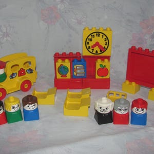 Lot Lego Duplo vintage - Pièces détachées pour école 2645 - Horloge, bus, 7 figurines