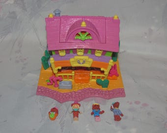 Casa de caballos iluminada Polly Pocket Bluebird vintage de 1994, Horseshoe Saloon - Animal Wonderland - Completo con todas las figuras - Funciona