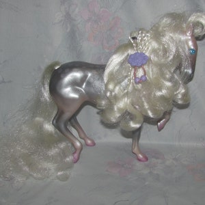 Vintage Kenner Fashion Star merrieveulens merrieveulen paard - Chloe - grijze body, wit haar, 1 origineel haarelastiekje