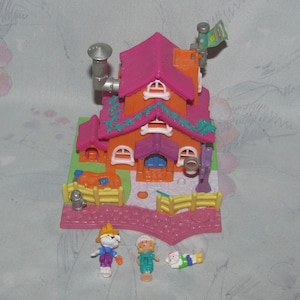 Vintage 1994 Bluebird Polly Pocket Dog House/Barclay&#39;s Cottage - Animal Wonderland - Complete with Polly, 2 Dog Friends