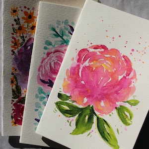 Carte de fleur de pivoine peinte à la main aquarelle pour grand-mère maman, carte botanique violet rose avec des fleurs, carte de sympathie d'art floral peinte à la main