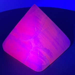 Mangano Pink Calcite Pyramid Natural Stone UV Reactive 11.4oz 2.8&quot; AC626