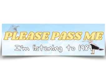 Please Pass Me I'm Listening To 1989 Vinyl Autoaufkleber UND Magnet - Lustiges Meme Süßes Auto Aufkleber Konzert Merch Kühlschrankzubehör Geschenk