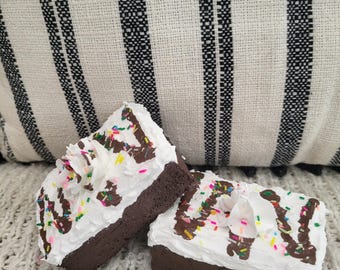 Pip Posh Design Faux Sweet Décor Whipped Chocolate Drizzle Confetti Brownies Set Of 2 Bakery Collection