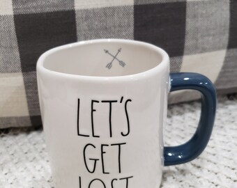 Taza "Let's Get Lost" de Rae Dunn, colección de aventuras
